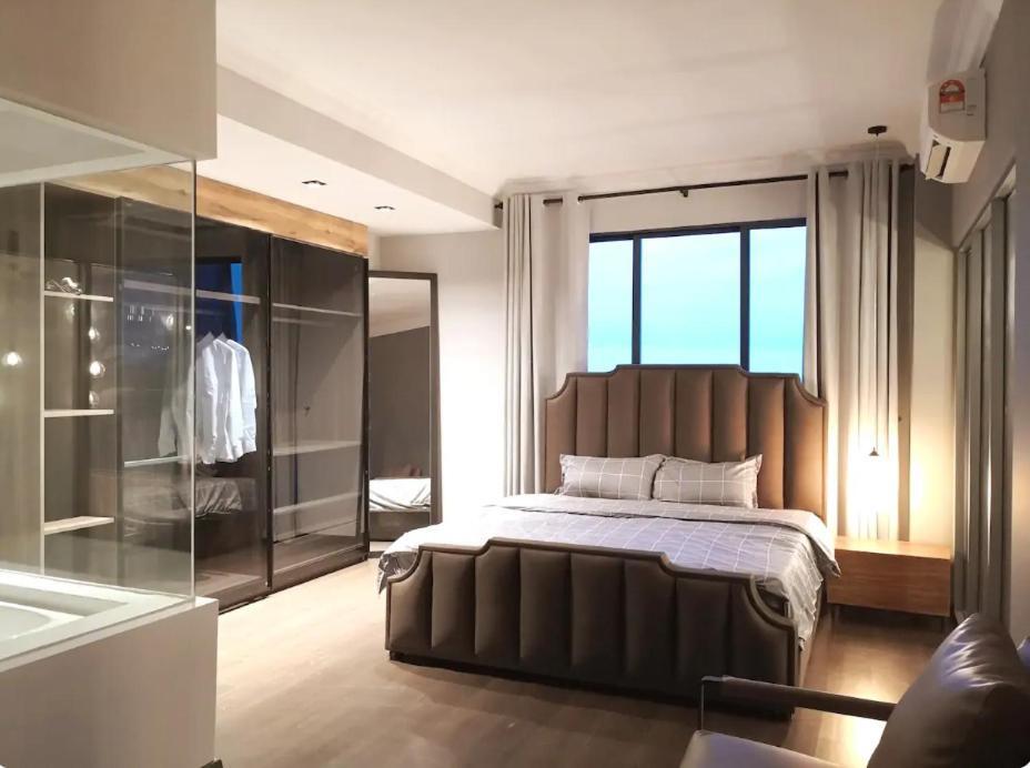 Apartemen 1108 M² Dengan 2 Kamar Tidur Dan 2 Kamar Mandi Pribadi Di Pusat Kota *
